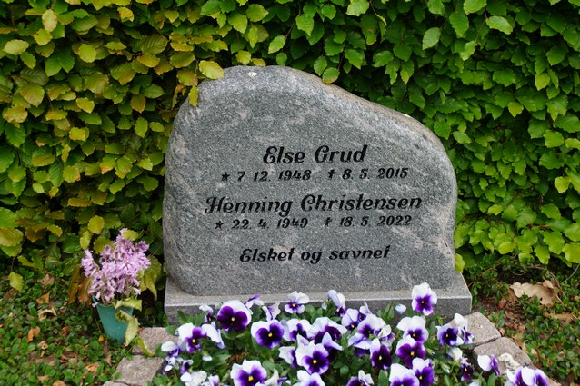 Billede af gravsten på Assing Kirkegård