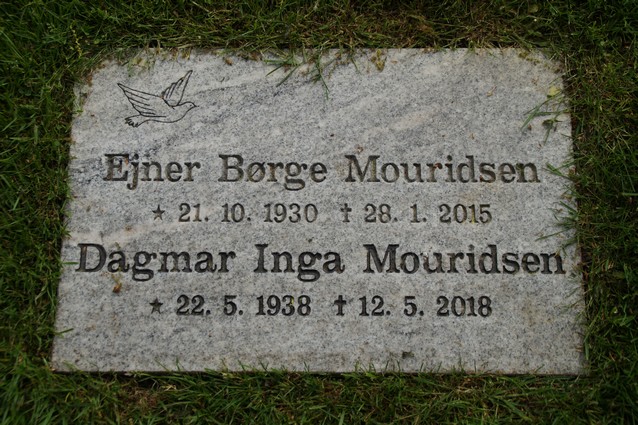Billede af gravsten på Assing Kirkegård