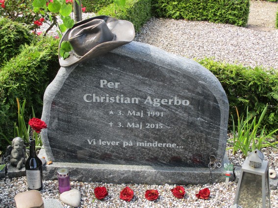 Billede af gravsten på Assing Kirkegård