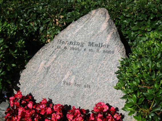 Billede af gravsten på Billum Kirkegård