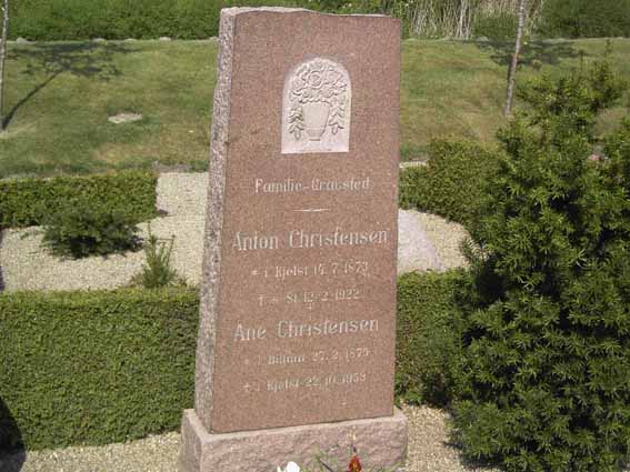 Billede af gravsten på Billum Kirkegård
