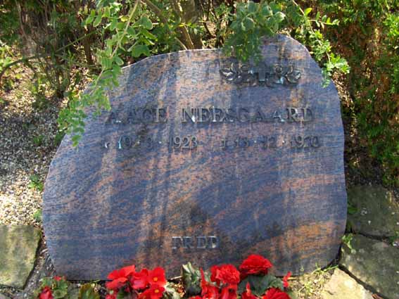 Billede af gravsten på Helligsø Kirkegård