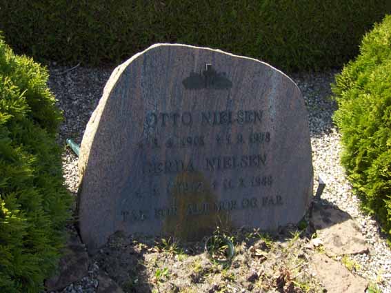 Billede af gravsten på Kølkær Kirkegård