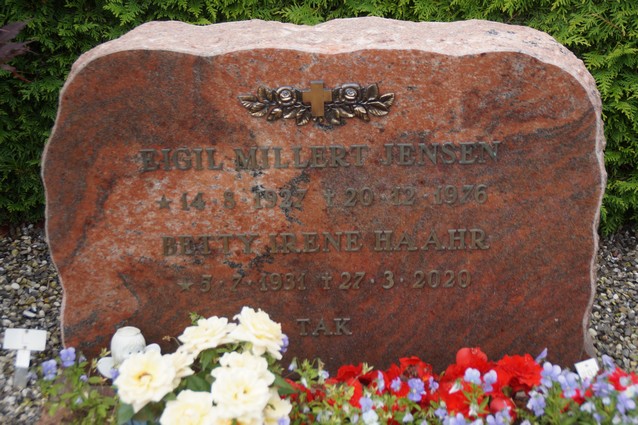 Billede af gravsten på Skarrild Kirkegård
