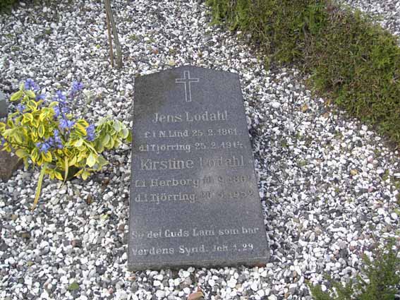 Billede af gravsten på Tjørring Kirkegård